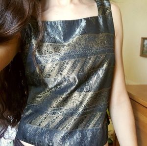 Shimmering patterned top